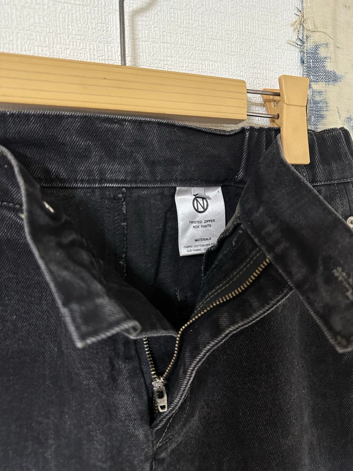 넥스트도어립스 트위스트 디테일 지퍼기믹 워싱데님 상품이미지6