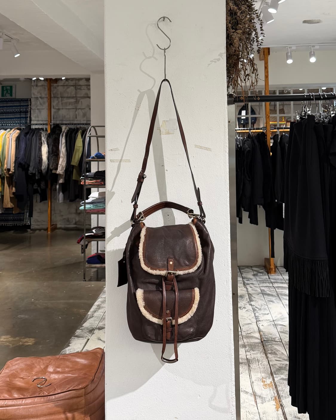 버버리 레더 브라운 시어링 숄더백 상품이미지2