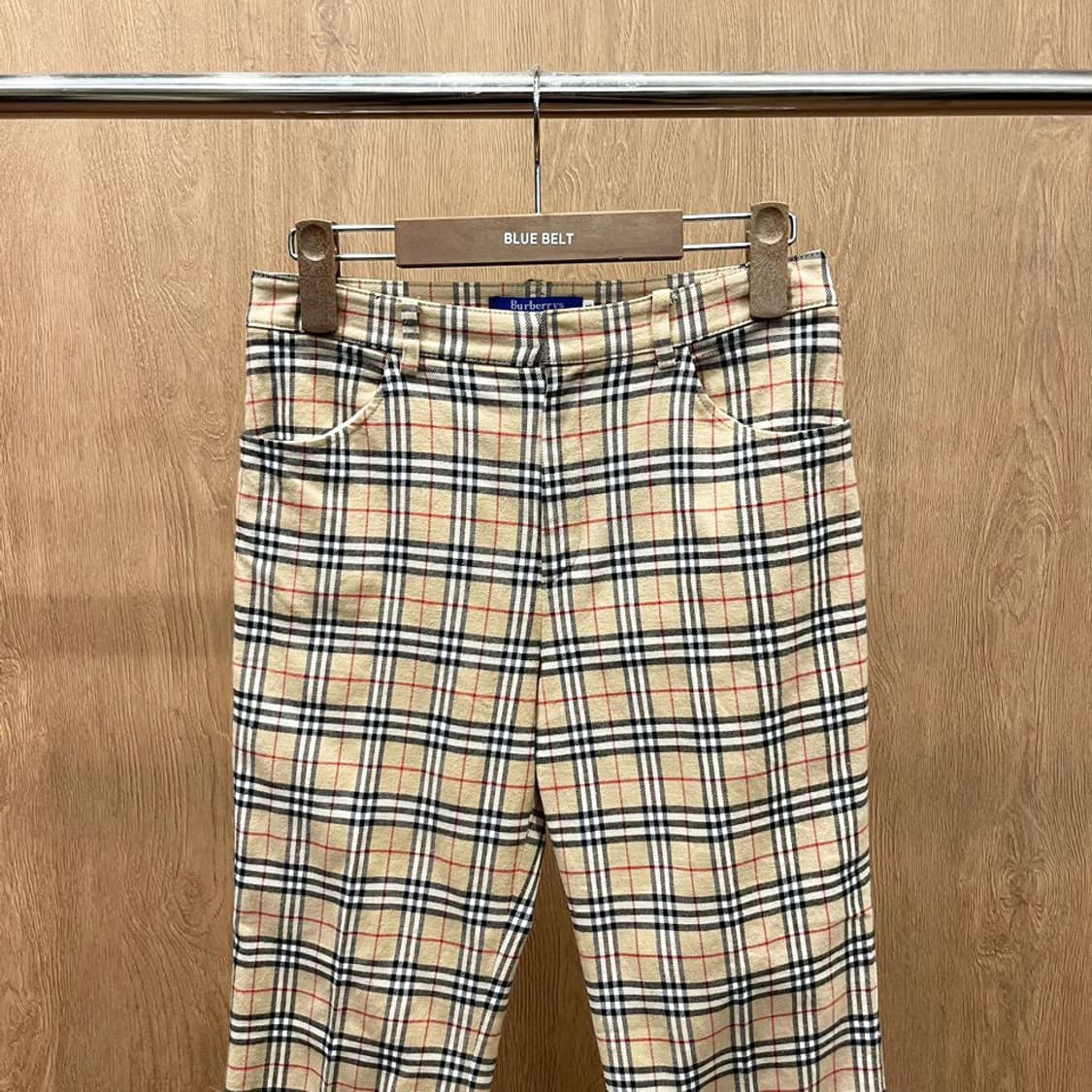 버버리 블루 라벨 코튼 팬츠 체크 패턴 백 포켓 디테일 8부 베이지 상품이미지4