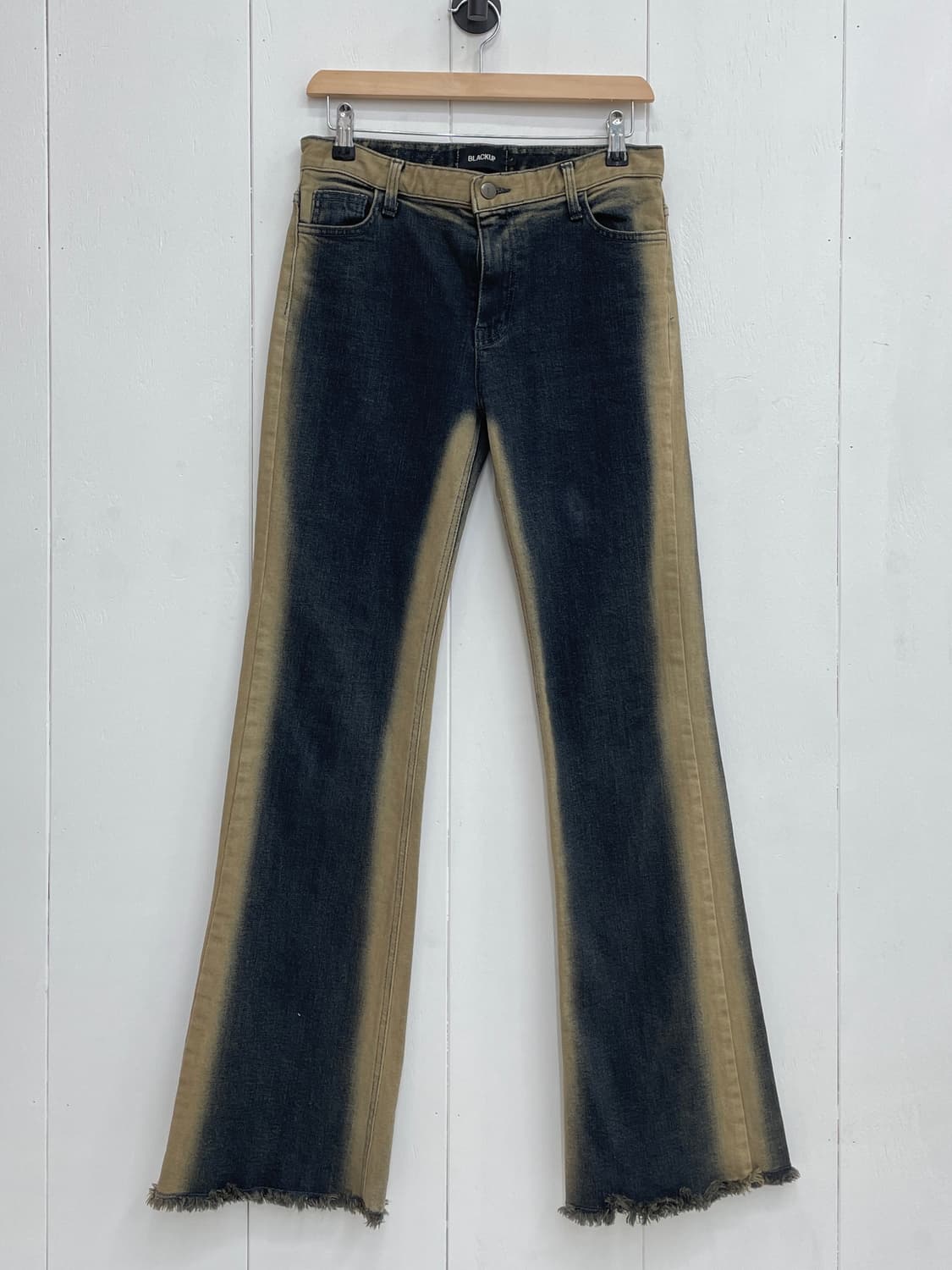 블랙업(BLACKUP) 투톤 사이드 워싱 컷팅 부츠컷 데님 팬츠 상품이미지2