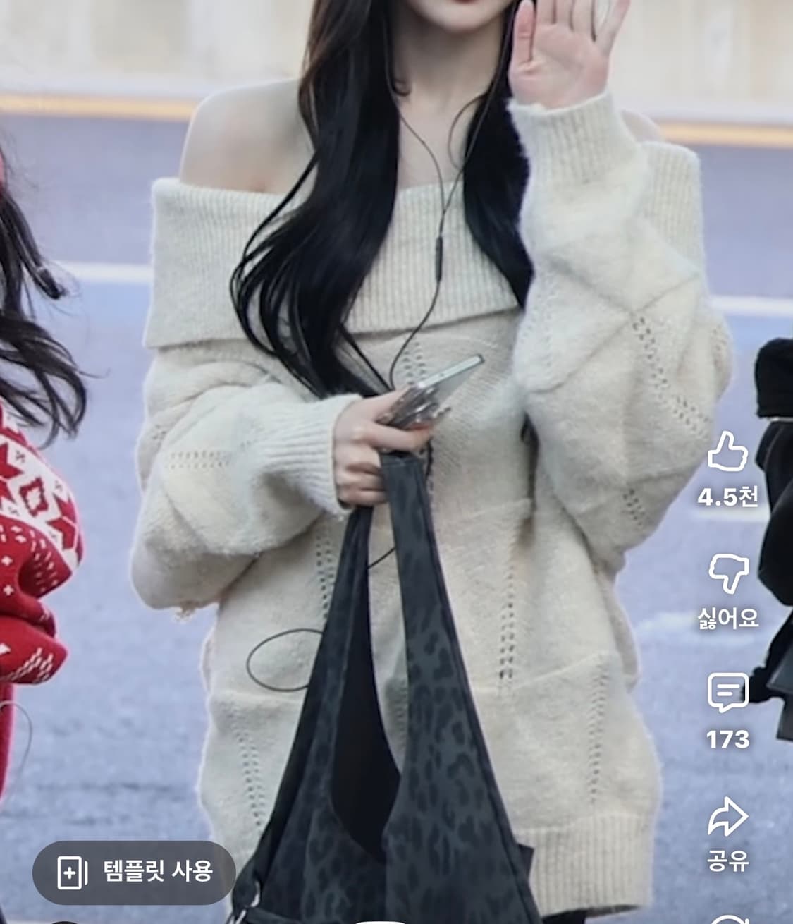 (하츠투하츠 주은착용) 베이비랩 블랙업 오프숄더 니트 상품이미지1