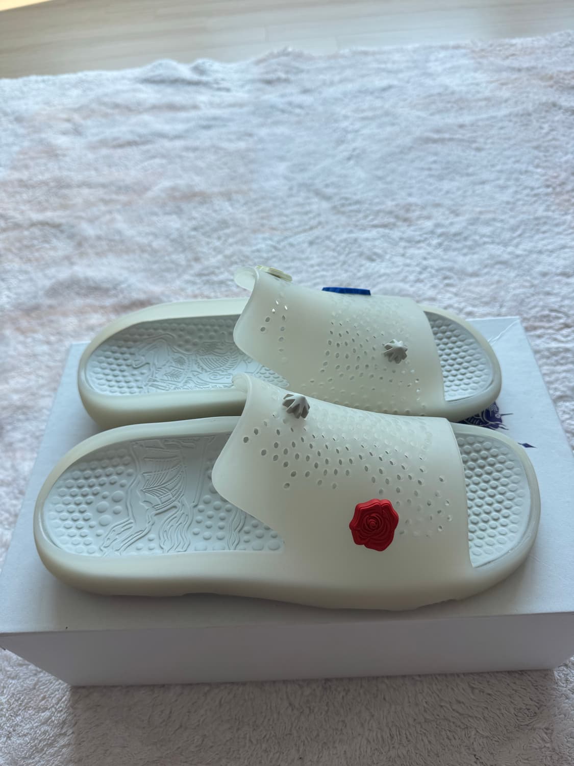 버버리 스팅레이 아플리케 디테일 슬라이더 샌들 8081265 슬라이더  상품이미지3