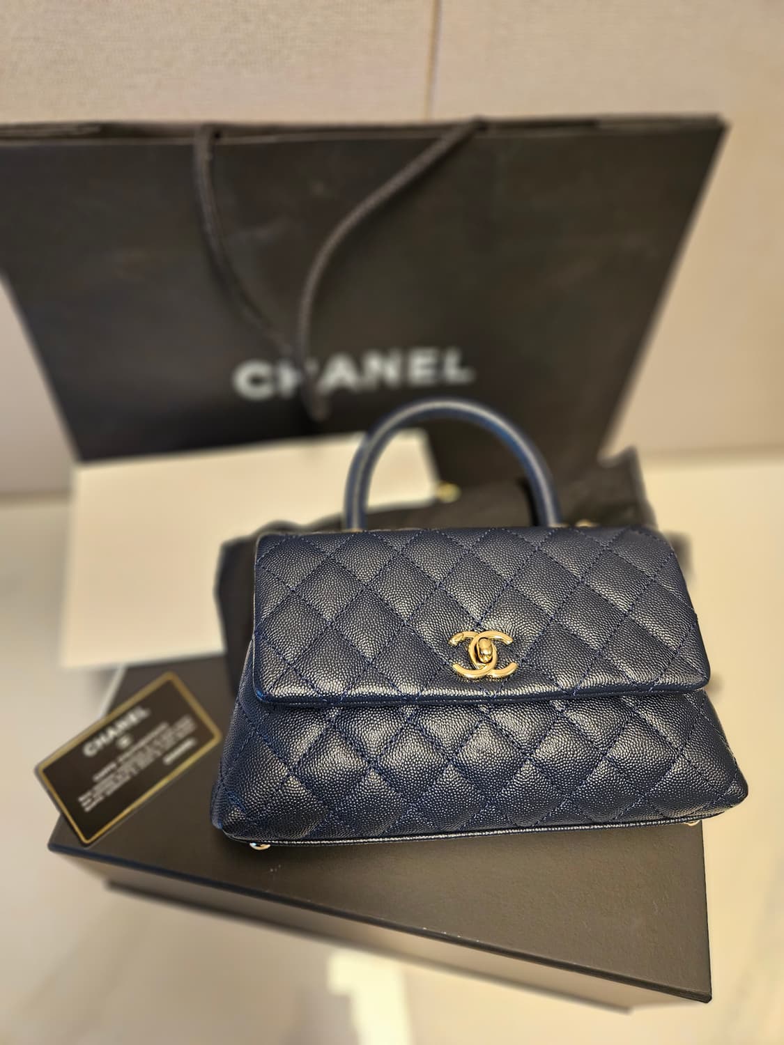 샤넬 코코핸들 스몰 네이비 금장 풀박 상품이미지9