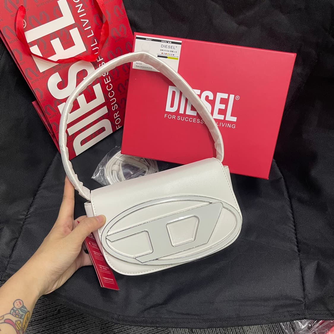 디젤 1DR 숄더백 인 나파 레더 블랙 상품이미지1