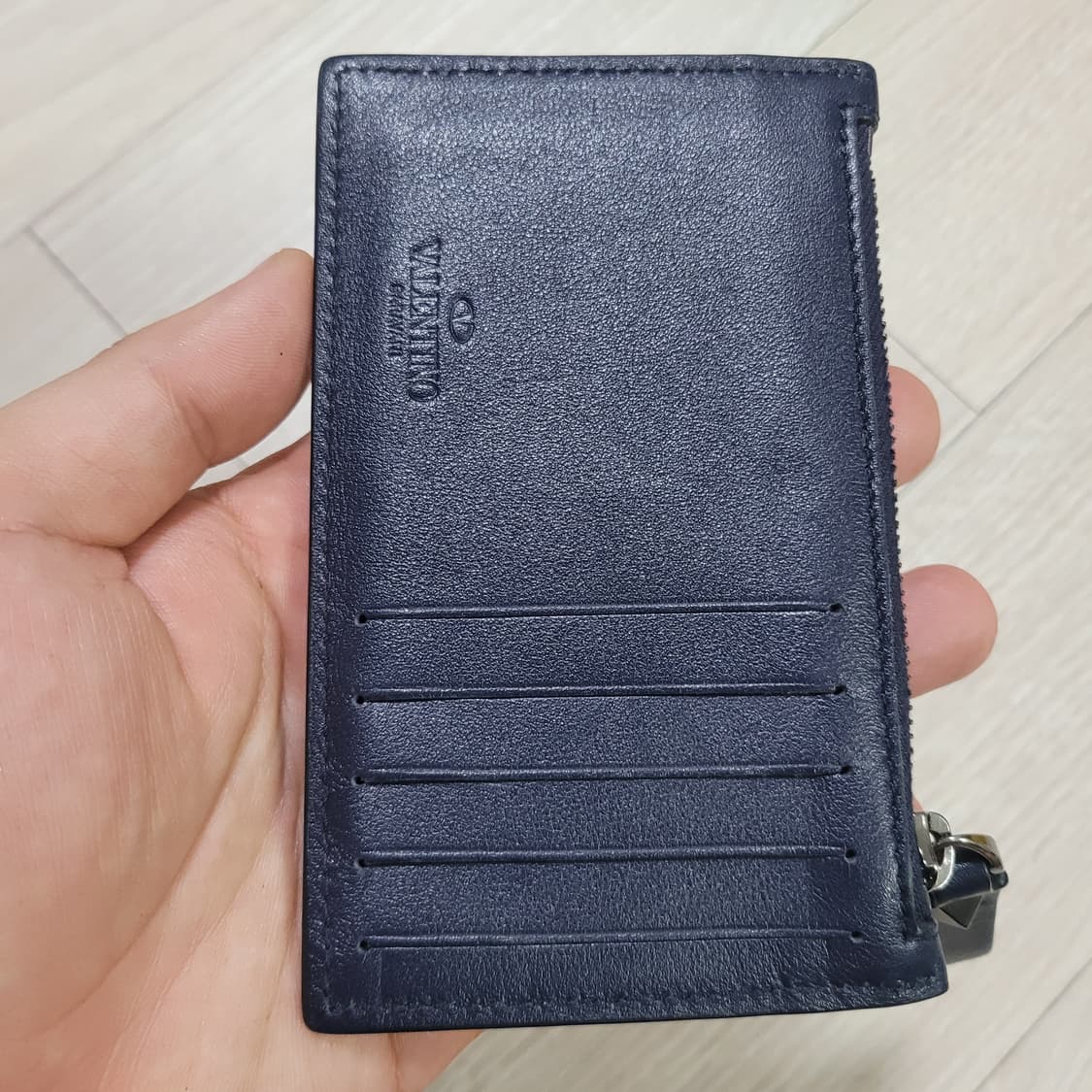 네이비 색상의 발렌티노 락스터드 카드지갑 상품이미지4