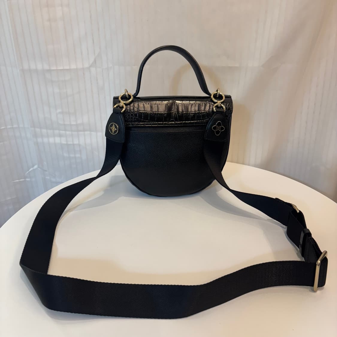 정품 메트로시티 크라운엠보 원핸들 크로스백   상품이미지6