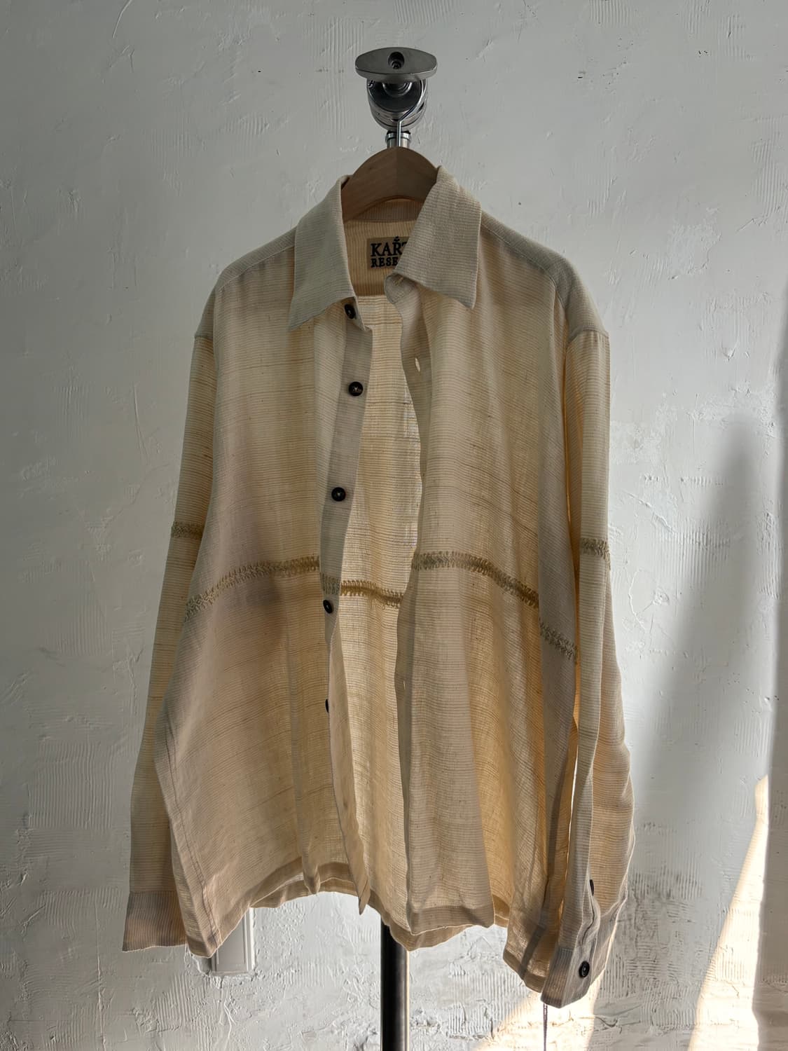 (새상품) 카르틱 리서치 베이지 컬러 스티치 셔츠 상품이미지4