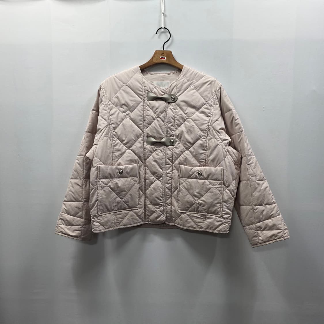 0712 [에스제이에스제이]한섬 리본 포인트 퀼팅자켓 23ss 상품이미지1