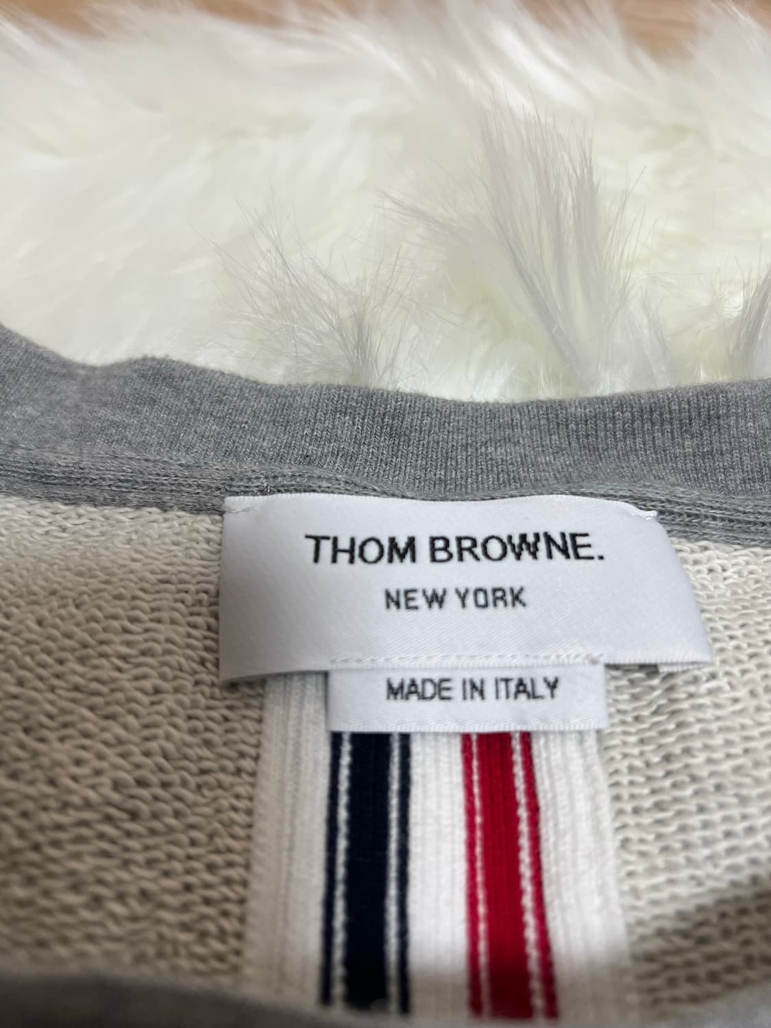 톰브라운 백삼선 맨투맨 그레이 신형 상품이미지4