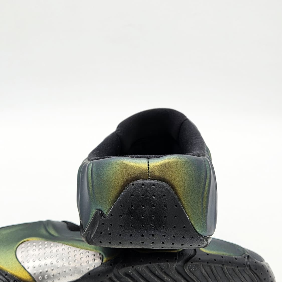 나이키 클로그포짓 블랙 앤 메탈릭 골드 (260) 상품이미지2