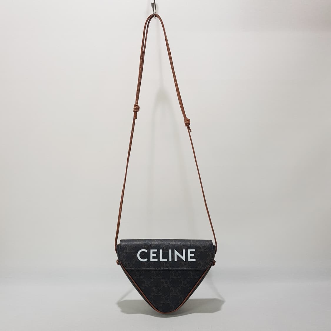셀린느 트리오페 트라이앵글 숄더 크로스백 상품이미지1
