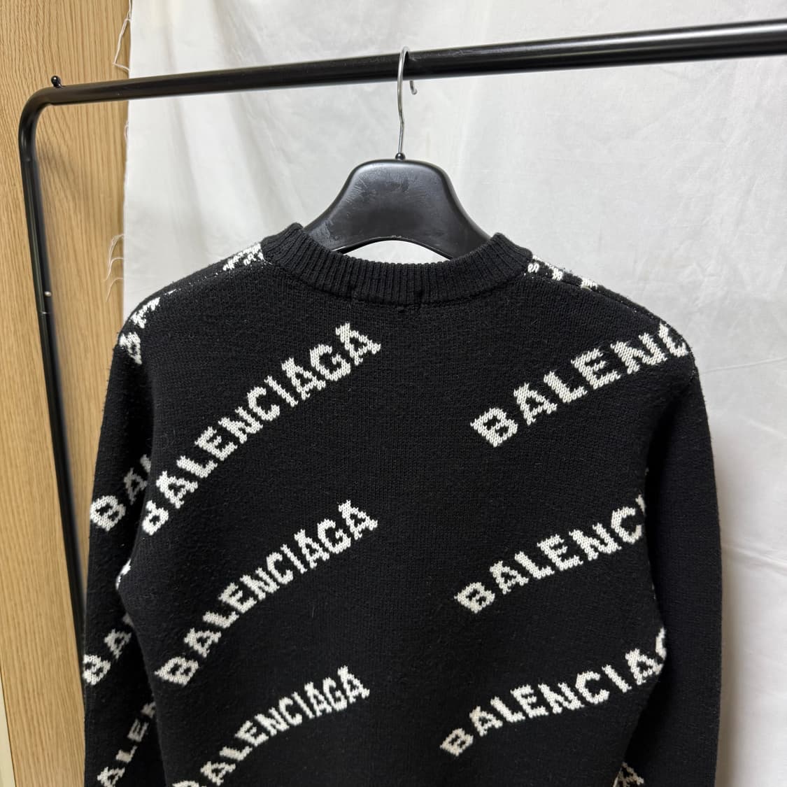 발렌시아가 올오버 멀티로고 스웨터 블랙 니트 상품이미지6