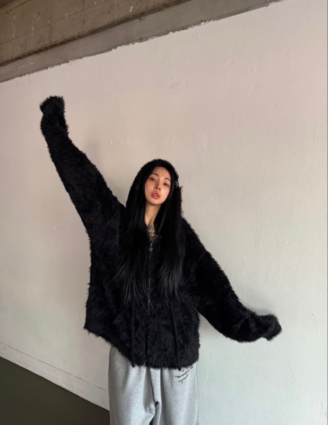 더 미스테리어스호텔 퍼 니트 오버 후드집업 블랙 상품이미지1