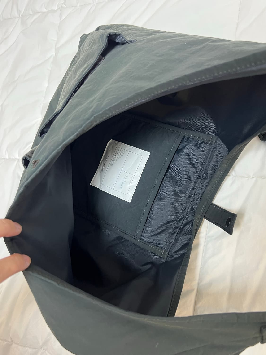 마지언타이틀 패디드 보어백 크로스 그레이 상품이미지2