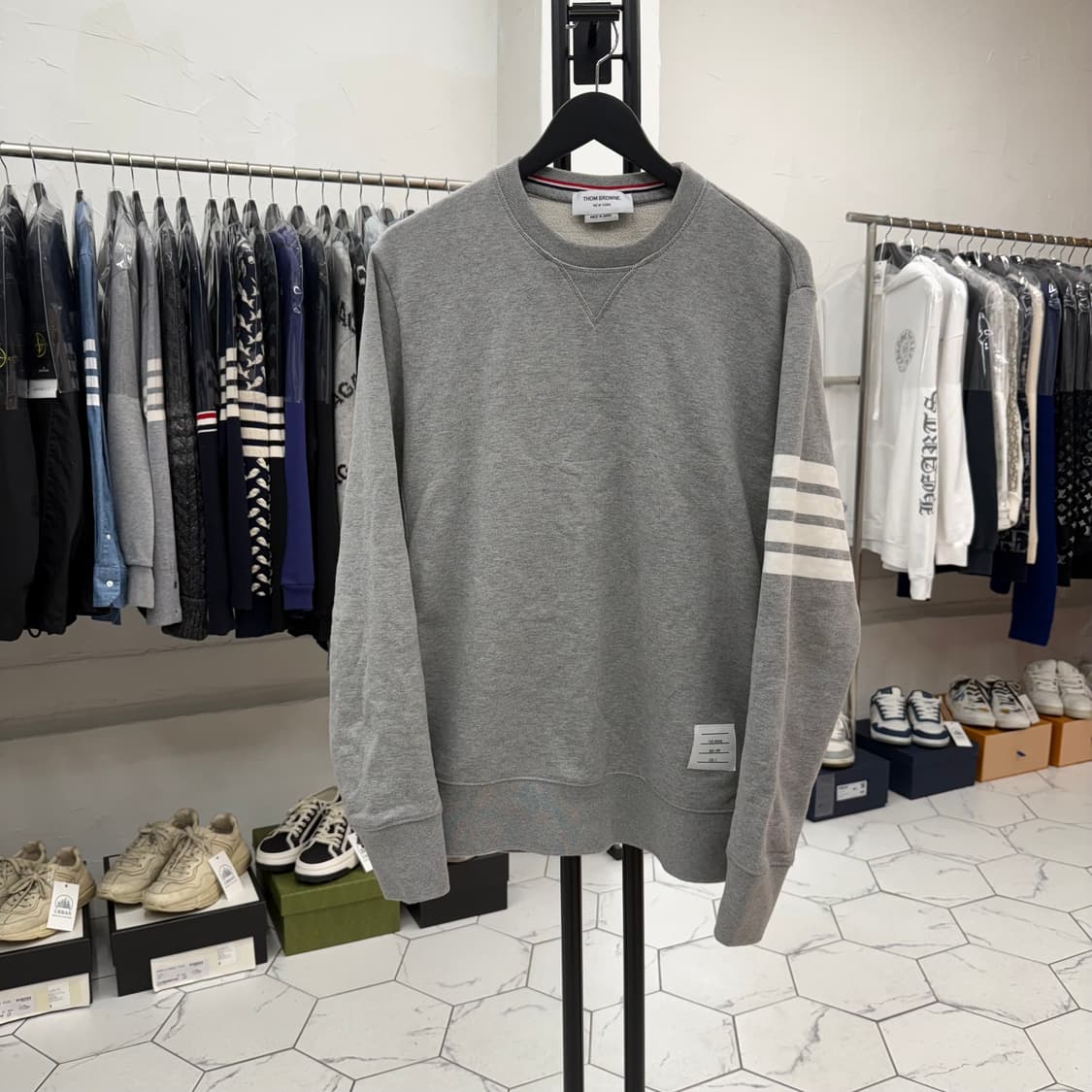 [5] 톰브라운 사선완장 맨투맨 그레이 상품이미지1