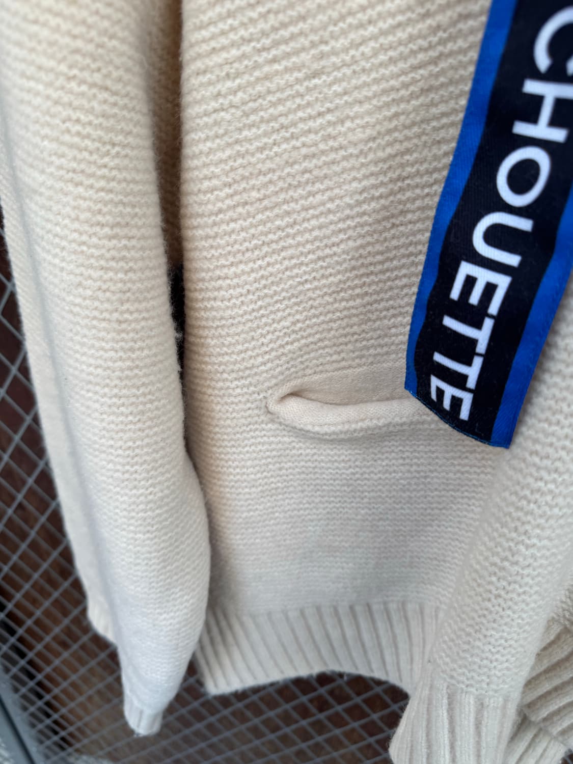 럭키슈에뜨 크림 포켓 포인트 끈 로고 후드 울 니트 F 상품이미지3