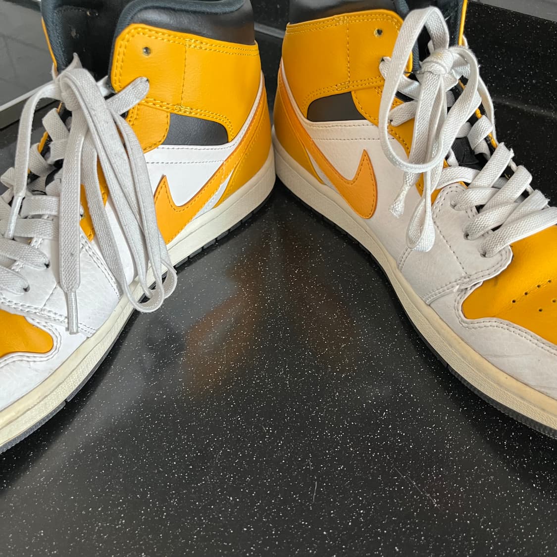 조던1 미드 유니버시티 골드 285 상품이미지7