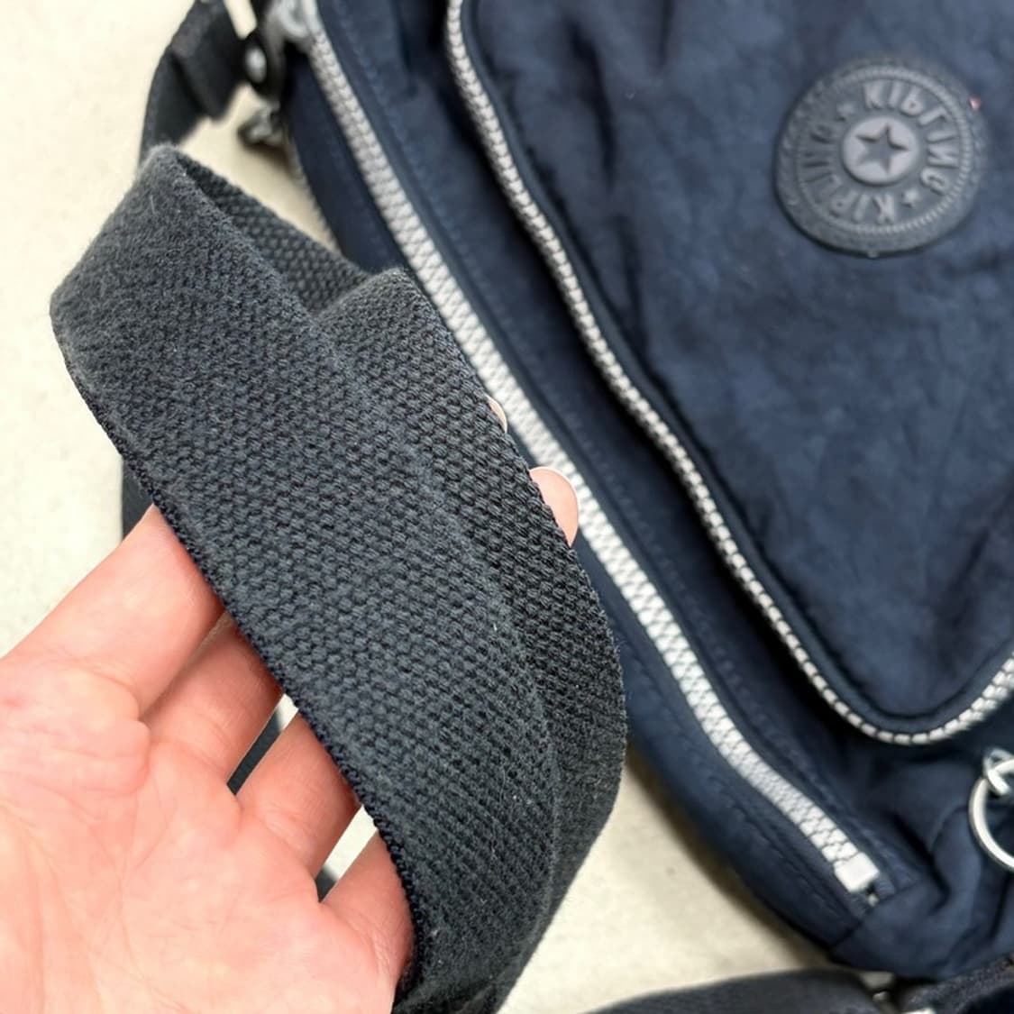 KIPLING 네이비 크로스백 상품이미지3