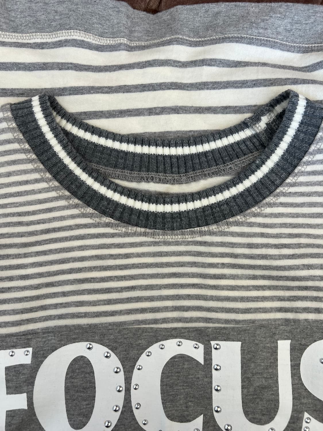 손정완 여성 그레이 스트라이프 니트립 반팔티셔츠 상품이미지5