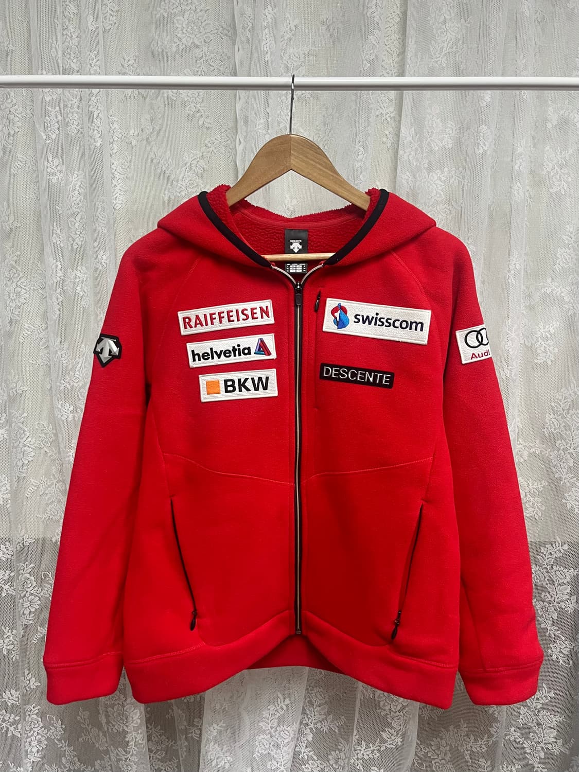 100) 데상트 스위스 스키팀 플리스 후드집업 레드 상품이미지1
