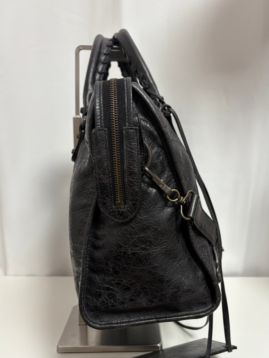 발렌시아가 시티 모터백 블랙 미디움 상품이미지2