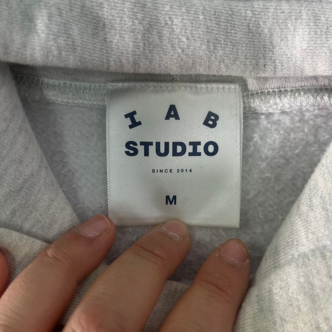 100 아이앱 스튜디오 라이트 그레이 후드티 상품이미지4