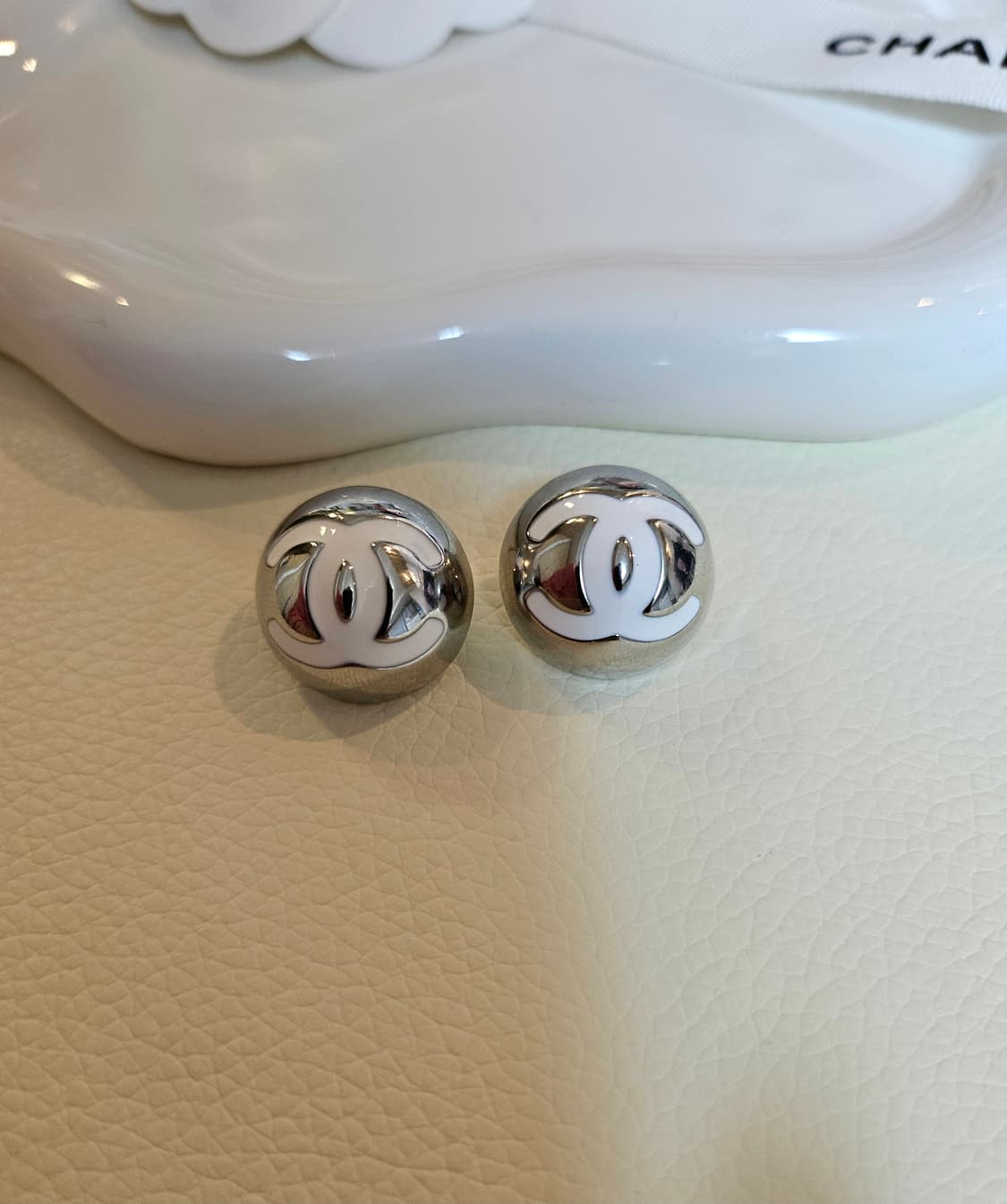 샤넬 은볼 귀걸이 화이트 업사이클링 상품이미지3