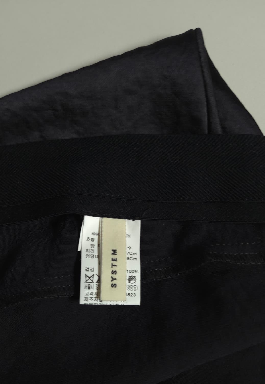 한섬 시스템 실키 텍스처 언밸런스 플레어 스커트 67-98 상품이미지8