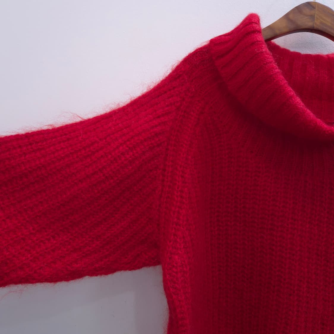 레드 울 벌키 오프넥 루즈핏 니트 스웨터 상품이미지4