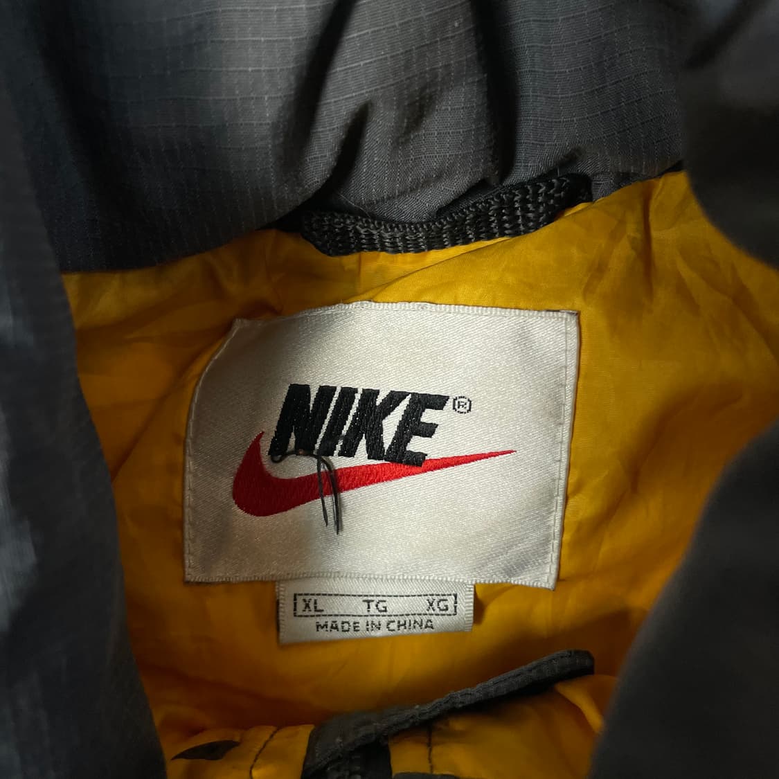 나이키 00s 올드스쿨 옐로우로고 차콜 다운 패딩 XL 상품이미지4
