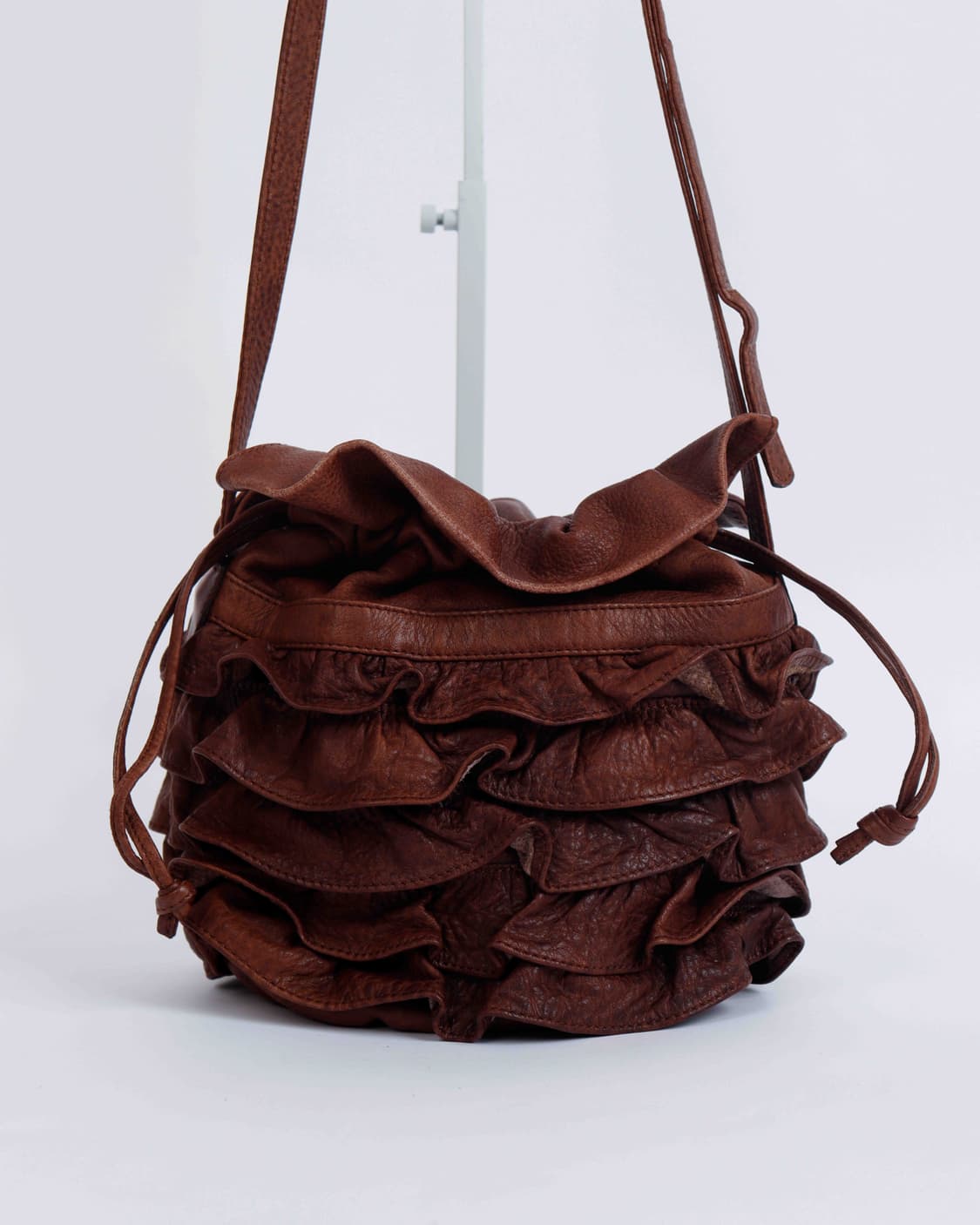 [IBIZA] 브라운 레더 프릴 크로스백 상품이미지3