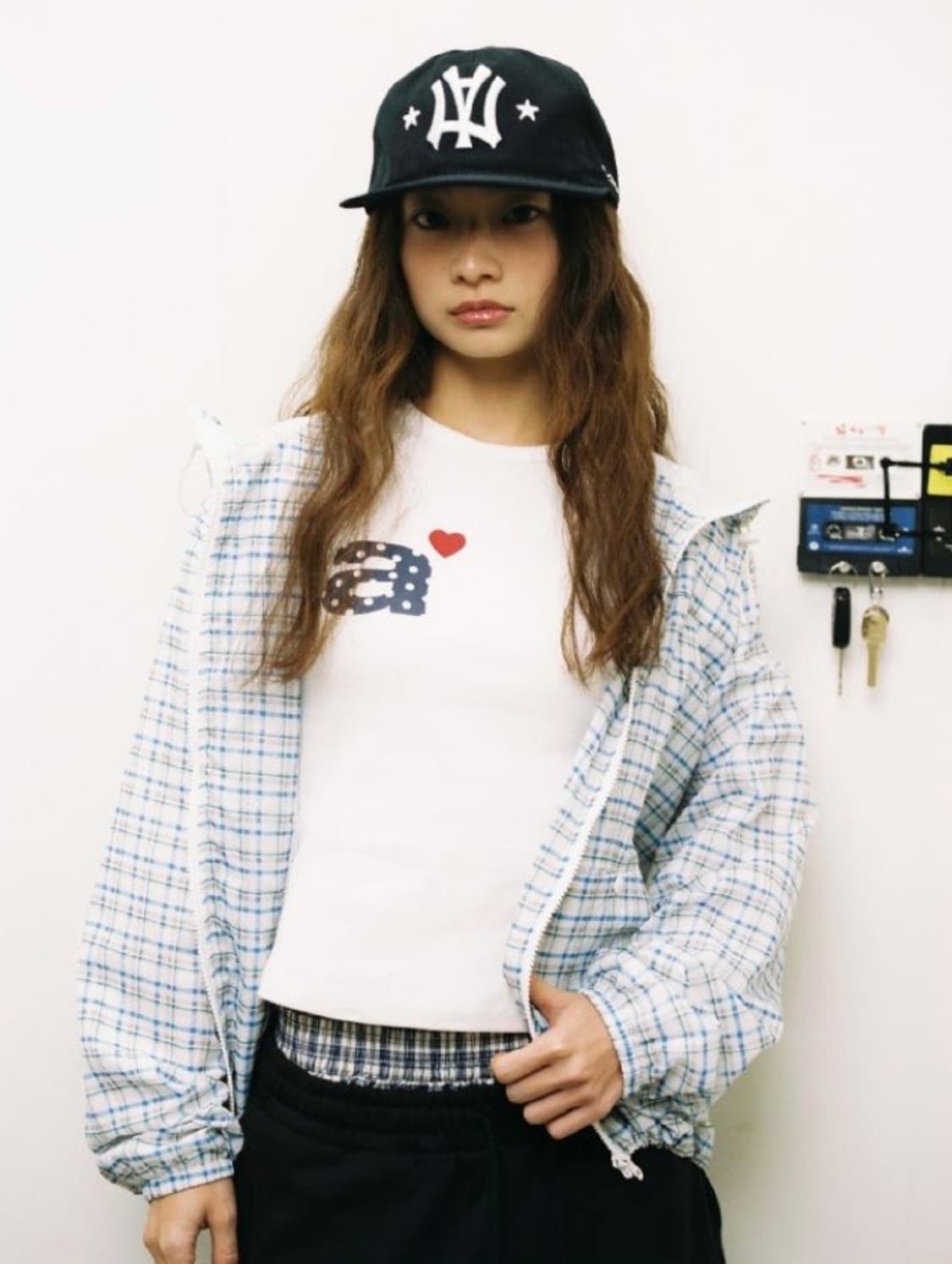 aeae 에이이에이이 도트 스몰 레터 티 화이트 상품이미지3