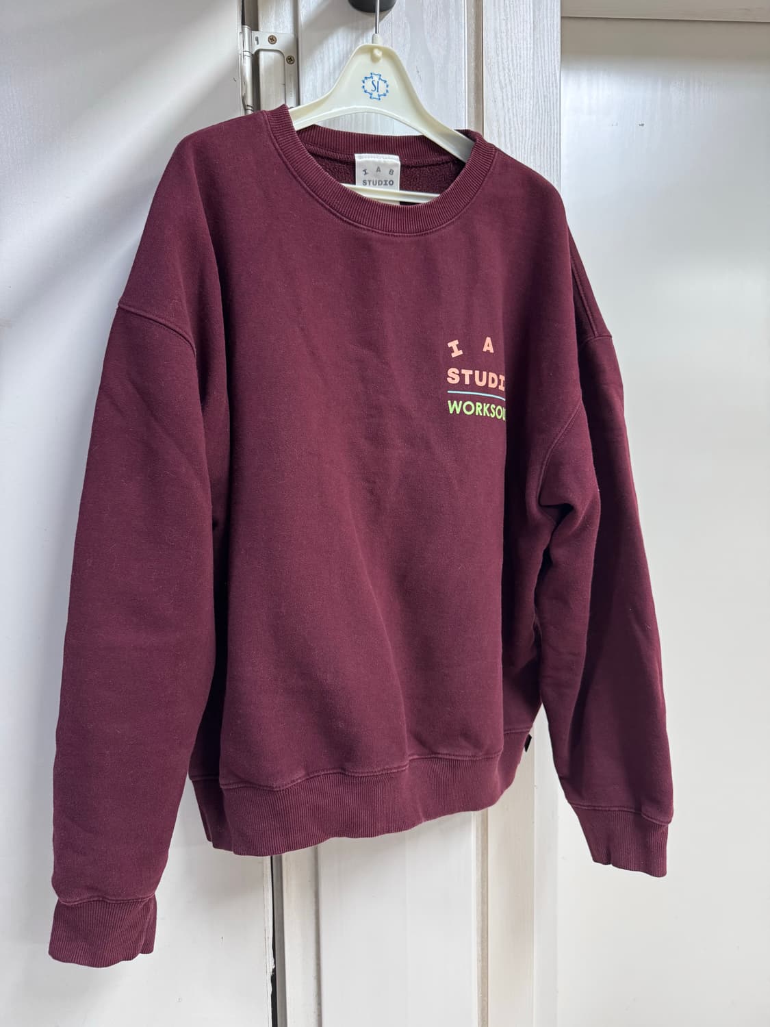 아이앱 스튜디오 버건디 맨투맨 티셔츠 상품이미지5