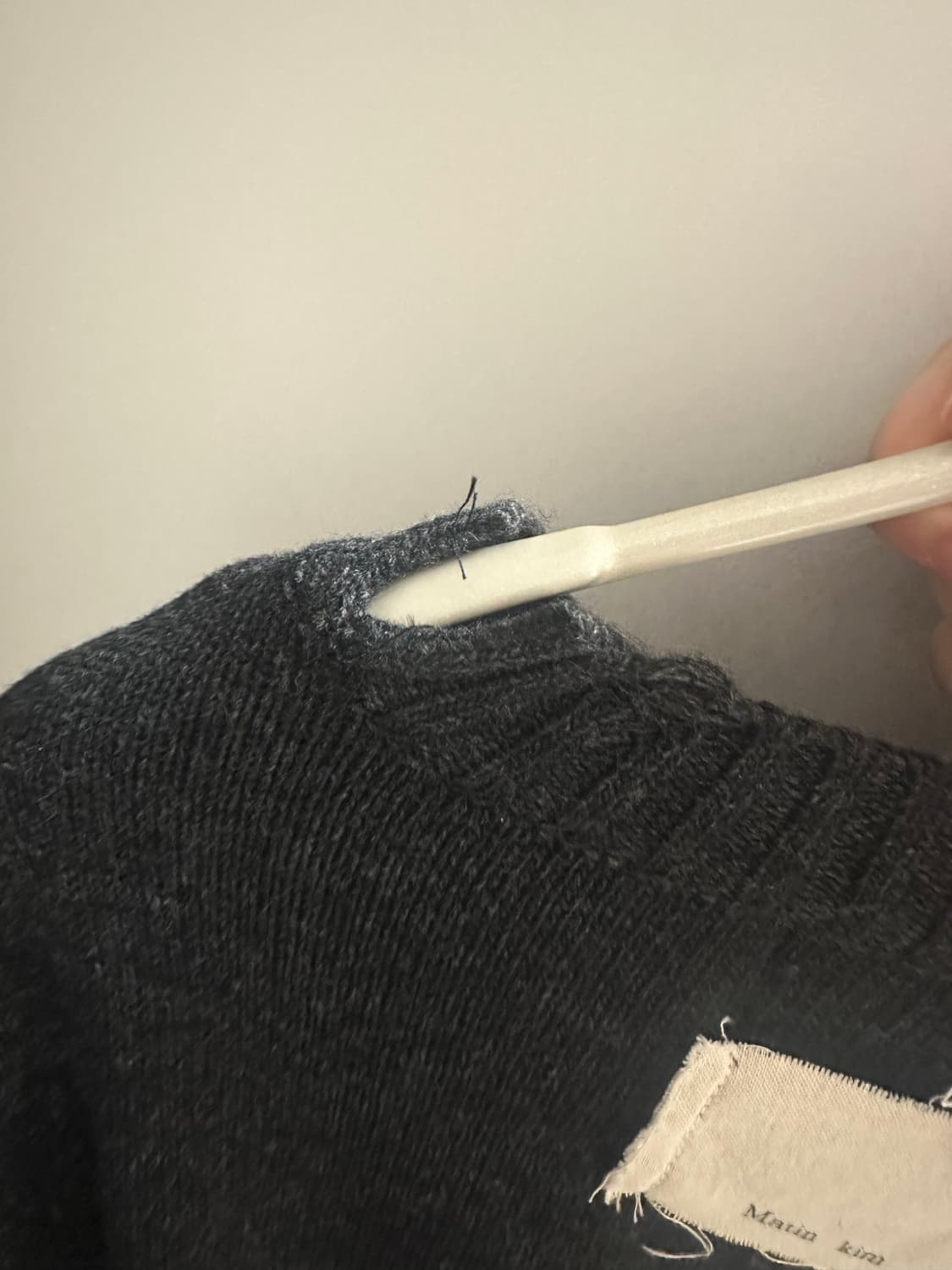 마뗑킴 슬리브 라인 니트 차콜 상품이미지2