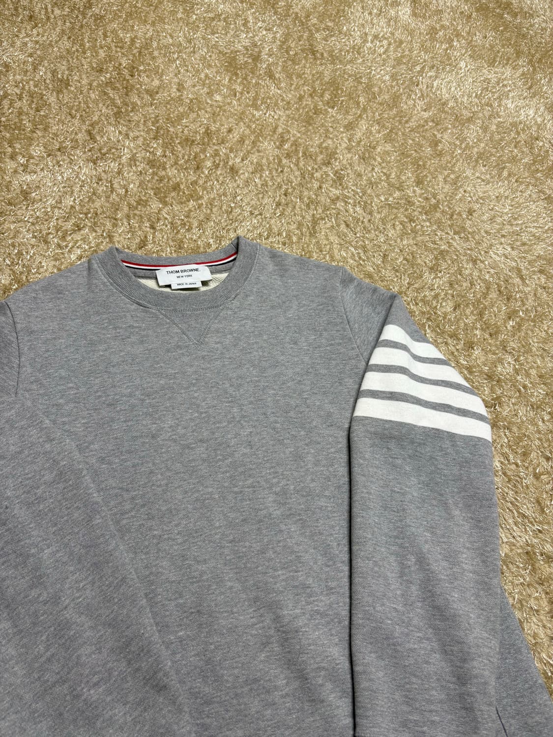 톰브라운 사선완장 맨투맨 그레이 상품이미지1