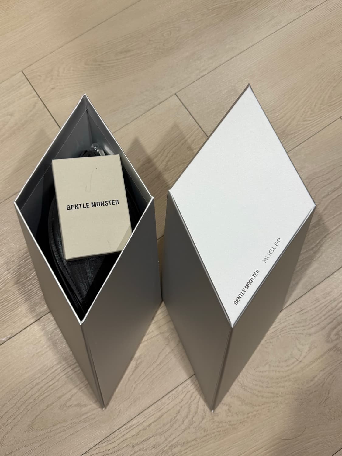 젠틀몬스터 뮈글러 선글라스 Spiral 02 M01 블랙 그레이 상품이미지6