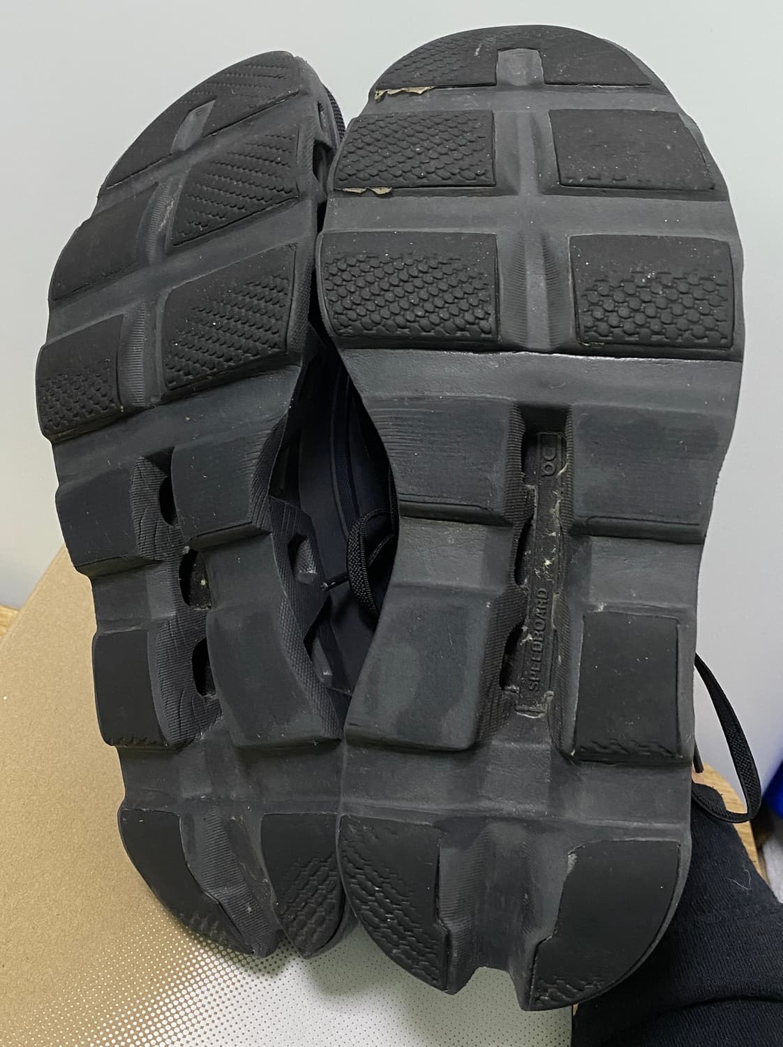 온러닝 클라우드 몬스터 올블랙 250 판매합니다. 상품이미지4