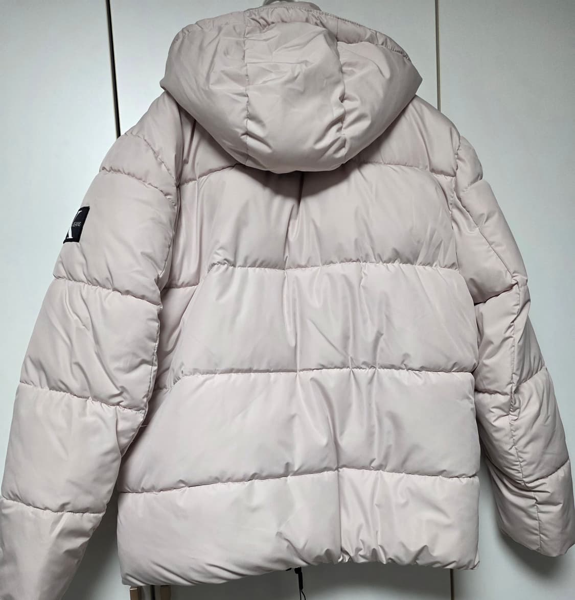 캘빈클라인 CK 로고 푸퍼 패딩 아이보리 상품이미지3