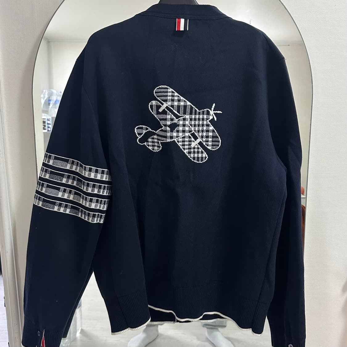 톰브라운 코튼 플레인 자카드 백 사선 가디건 네이비 상품이미지2