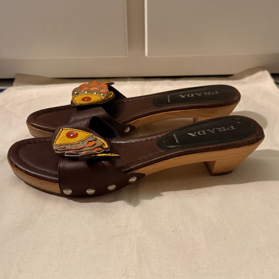 프라다 피쉬 우드 뮬 샌들 상품이미지3