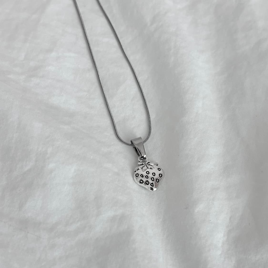 Strawberry necklace / 빈티지 써지컬 목걸이 상품이미지1