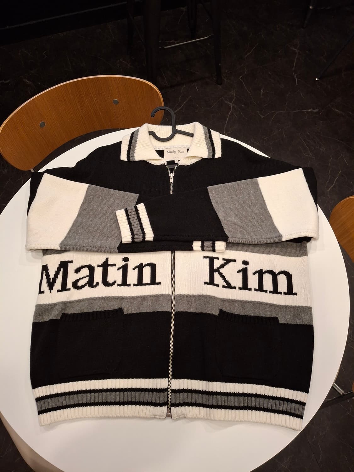 (마지막특가) 마뗑킴 니트 로고 집업 가디건 새상품 상품이미지1