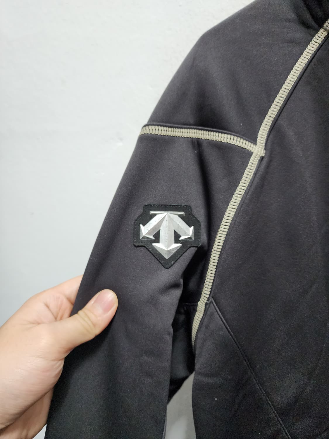 데상트 JPN 블랙 기능성 풀집업 트랙탑  상품이미지4