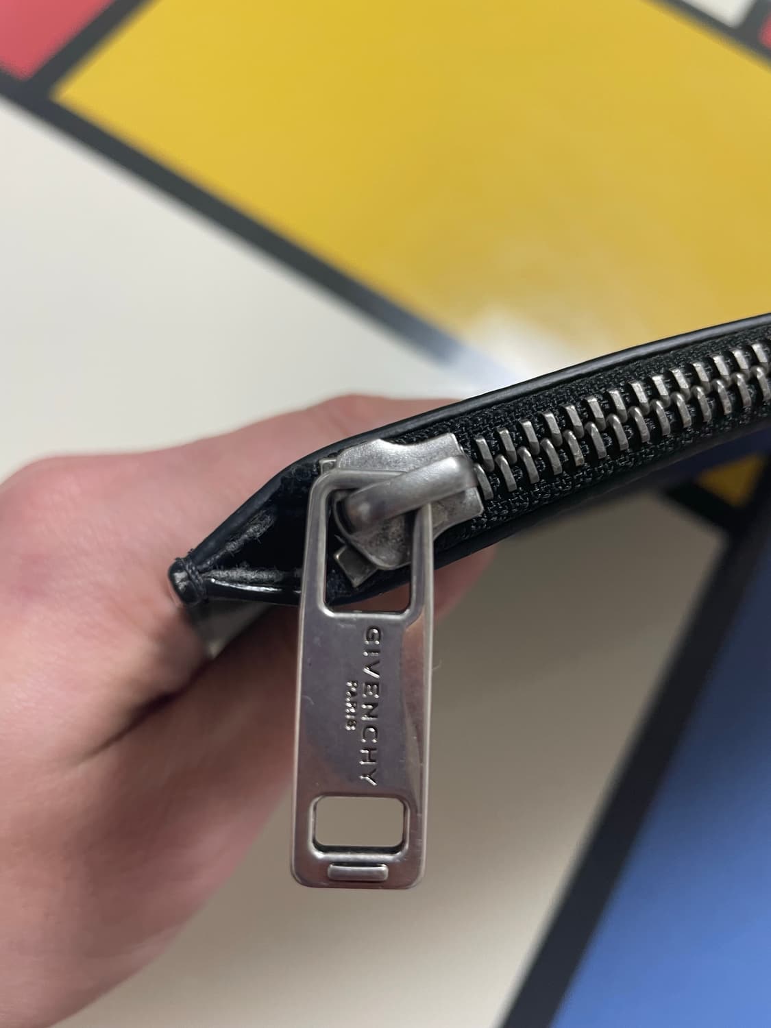 지방시 로고 프린트 클러치백 A4  상품이미지4