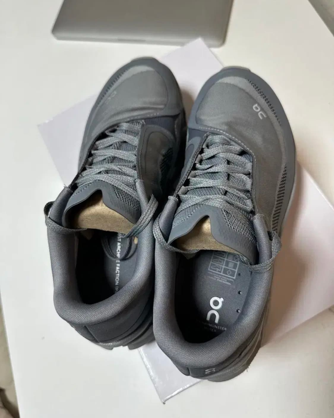 (W)온 러닝 x 포스트 아카이브 팩션 클라우드 몬스터 그레이 상품이미지3