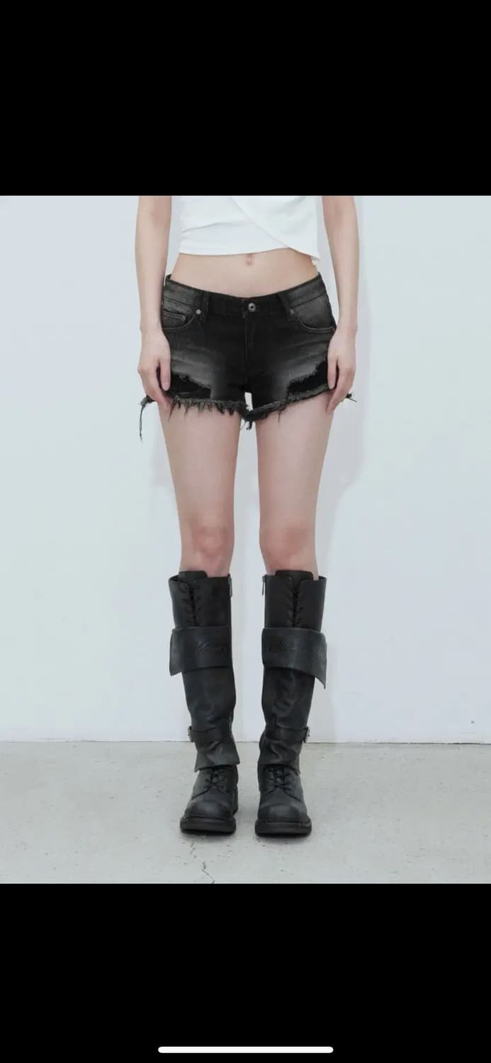 DARKNESS LOW WAIST SHORTS, BLACK 상품이미지1