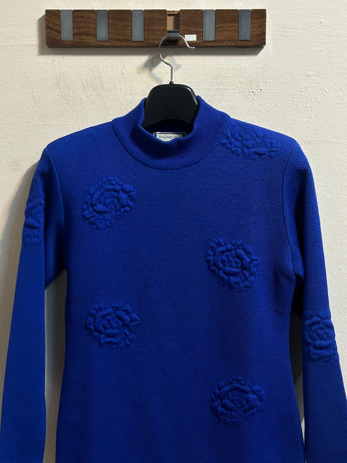 입생로랑 빈티지 로즈 엠보 니트 탑  상품이미지2