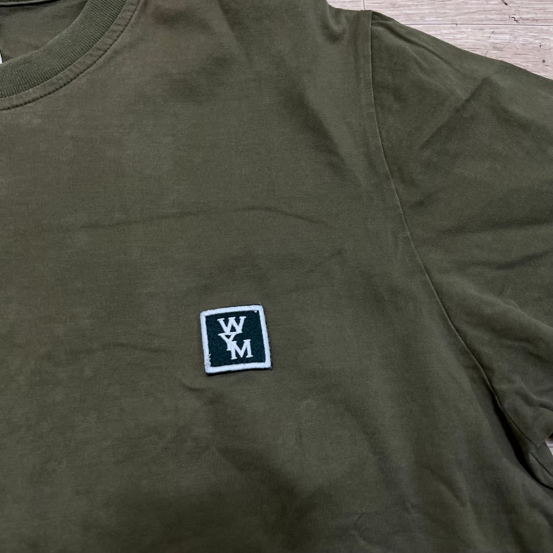 우영미 스퀘어 자수 로고 와펜 반팔티셔츠 [카키] 48 상품이미지4
