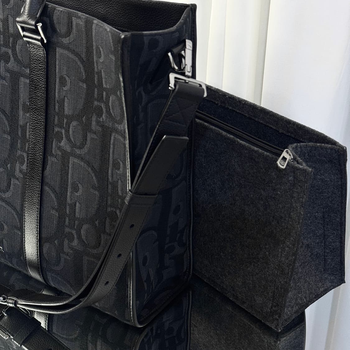 [신품급] 25FW 디올 이스트 웨스트 토트백 맥시 블랙 상품이미지3