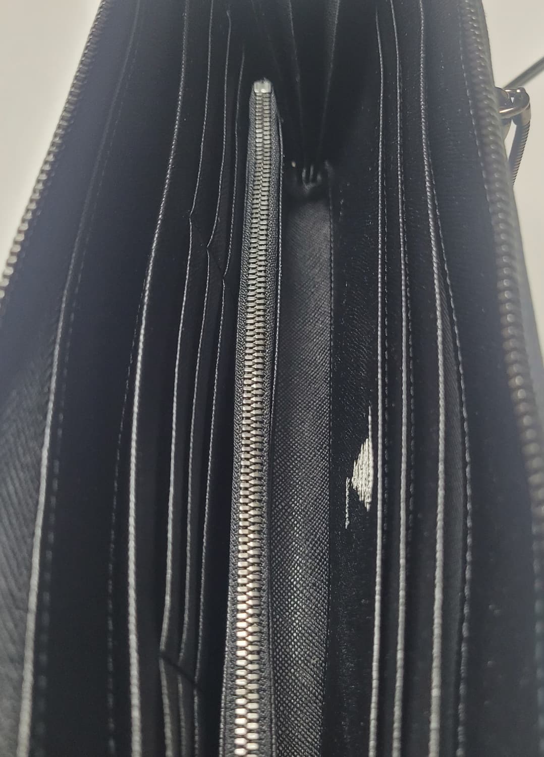 요지야마모토 디스코드 숄더백 프라다 사피아노 질감 상품이미지5